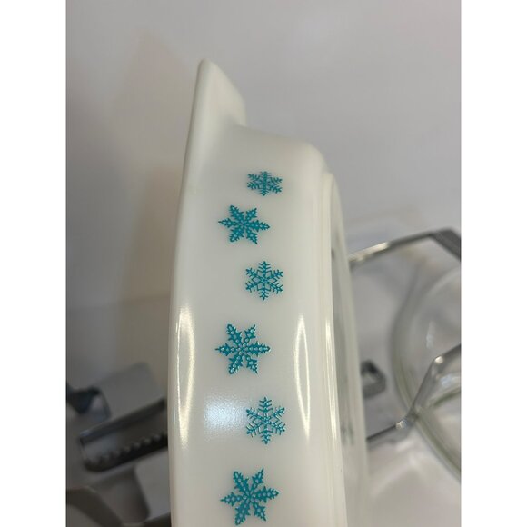 Vintage Pyrex Snowflake Oval Divided Casserole Dish | With Lid and Metal Carrier - Picture 11 of 12